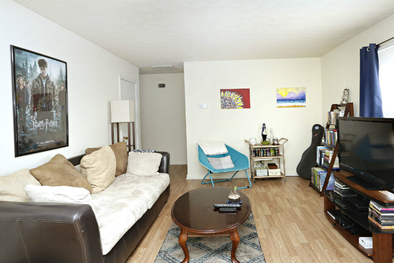 1340 & 1348 Royalty Court photo 2