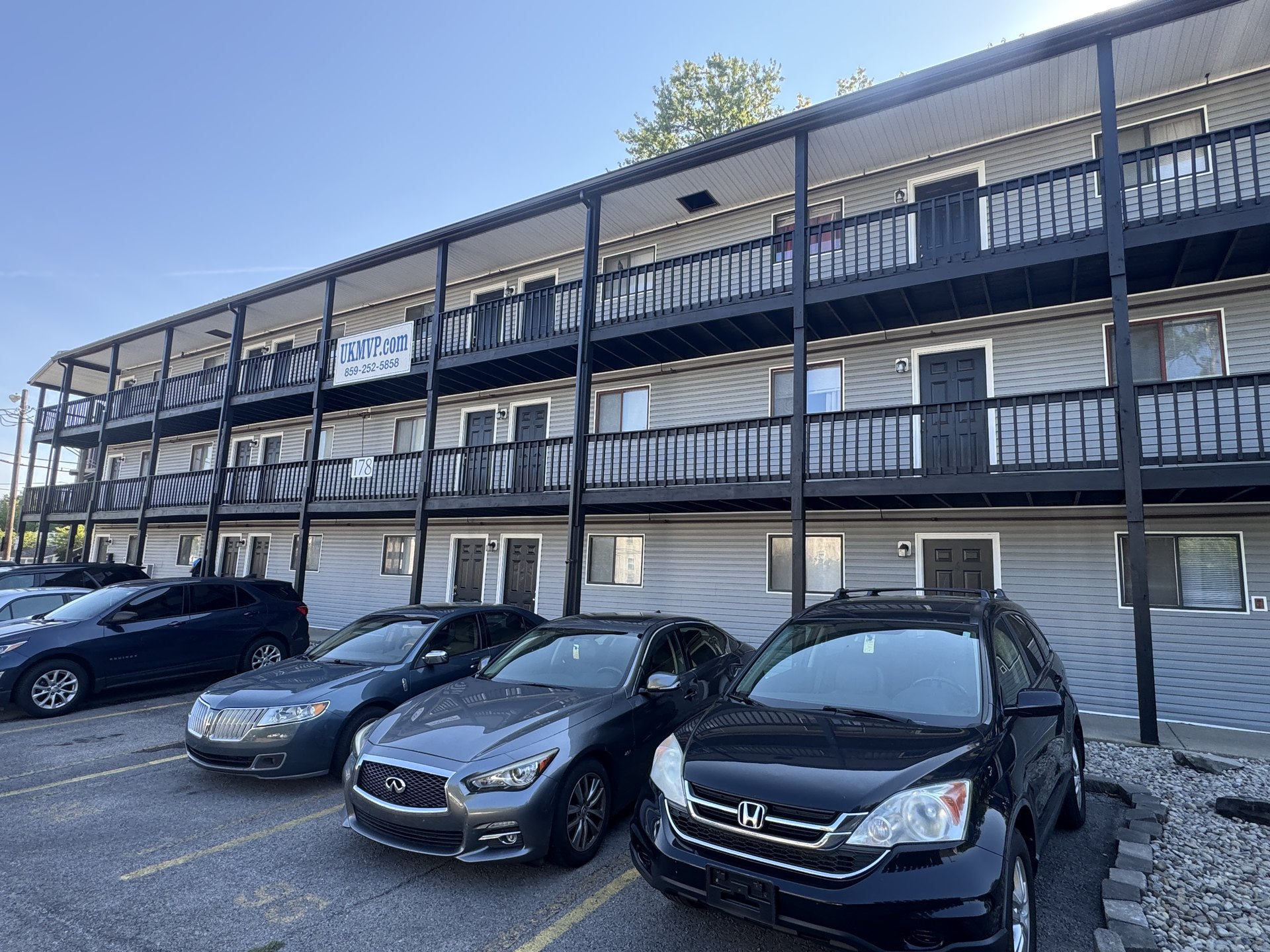 178 Leader Avenue photo 3